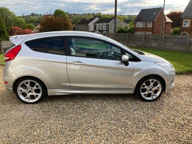 STUNNING LOW MILEAGE  3dr ZETEC S ( STREET PACK STYLING) 