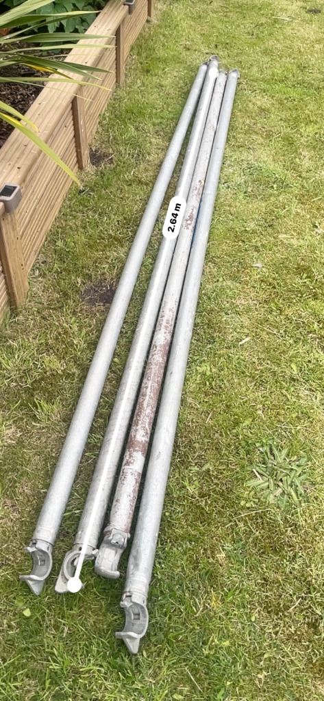 2 available scaffolding poles