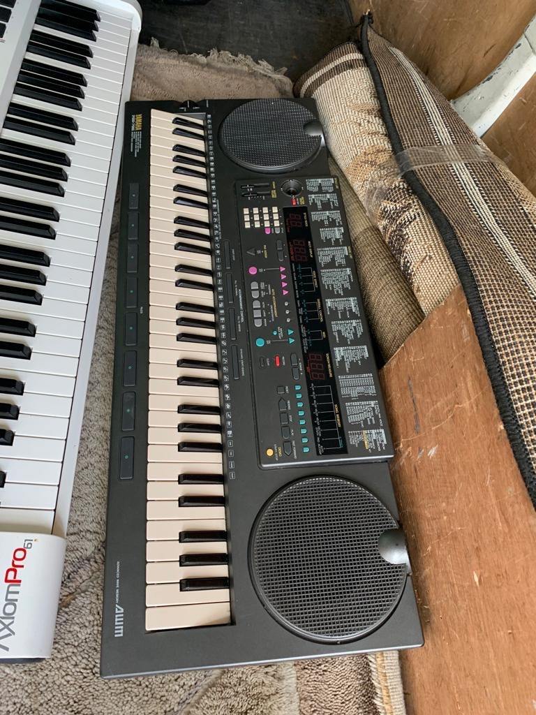 Yamaha PSR-270 Electronic Keyboard – Good Condition