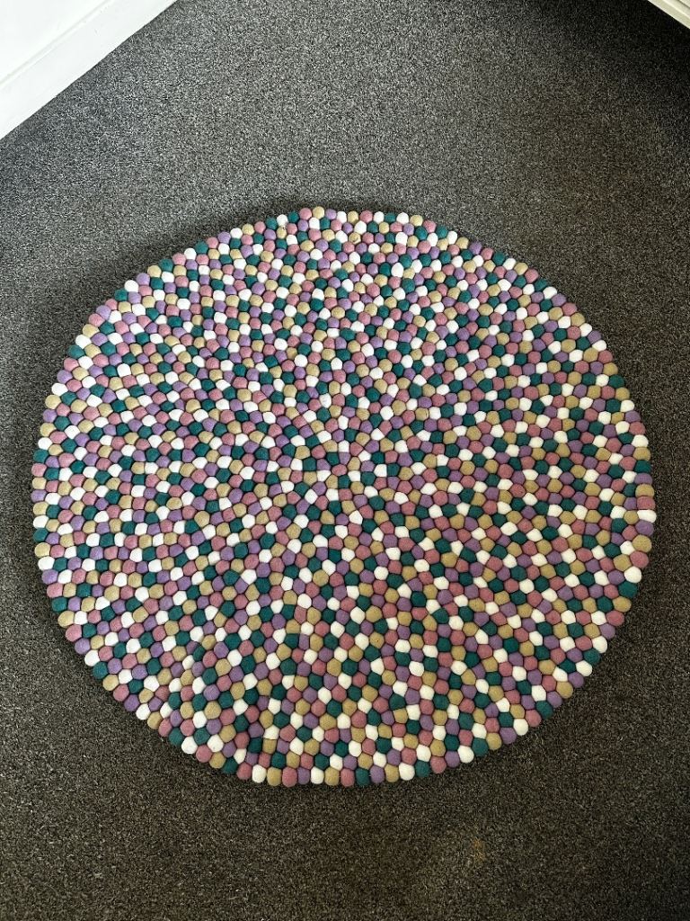 Multicoloured yarn ball rug
