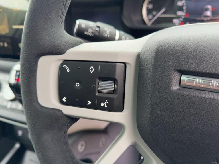  Land Rover Defender 110 3.0 D300 MHEV X-Dynamic HSE Auto 4WD Euro 6 (s/s) 5dr Diesel Automatic