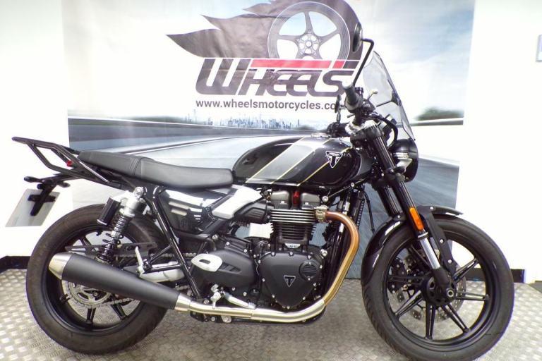 2026 TRIUMPH SPEED TWIN 900 WITH REAR RACK AND TOURING SCREEN
