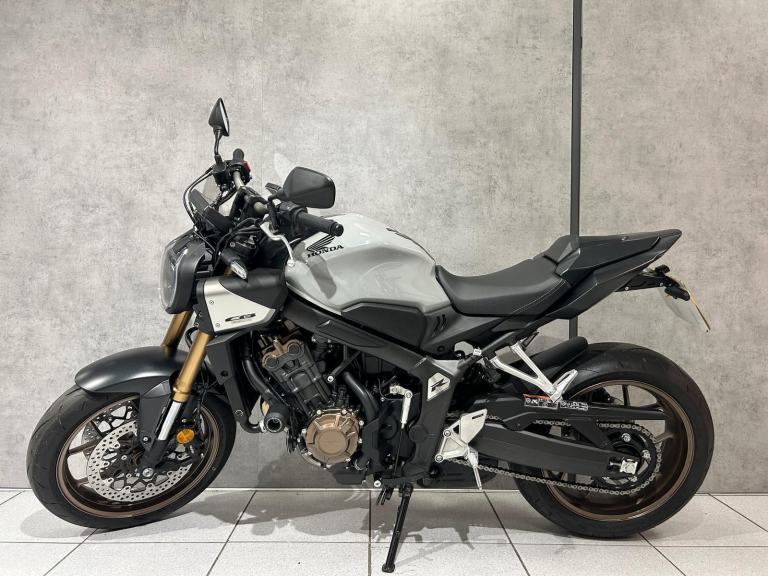 74/2024 Honda CB650R E-Clutch - 651 miles 