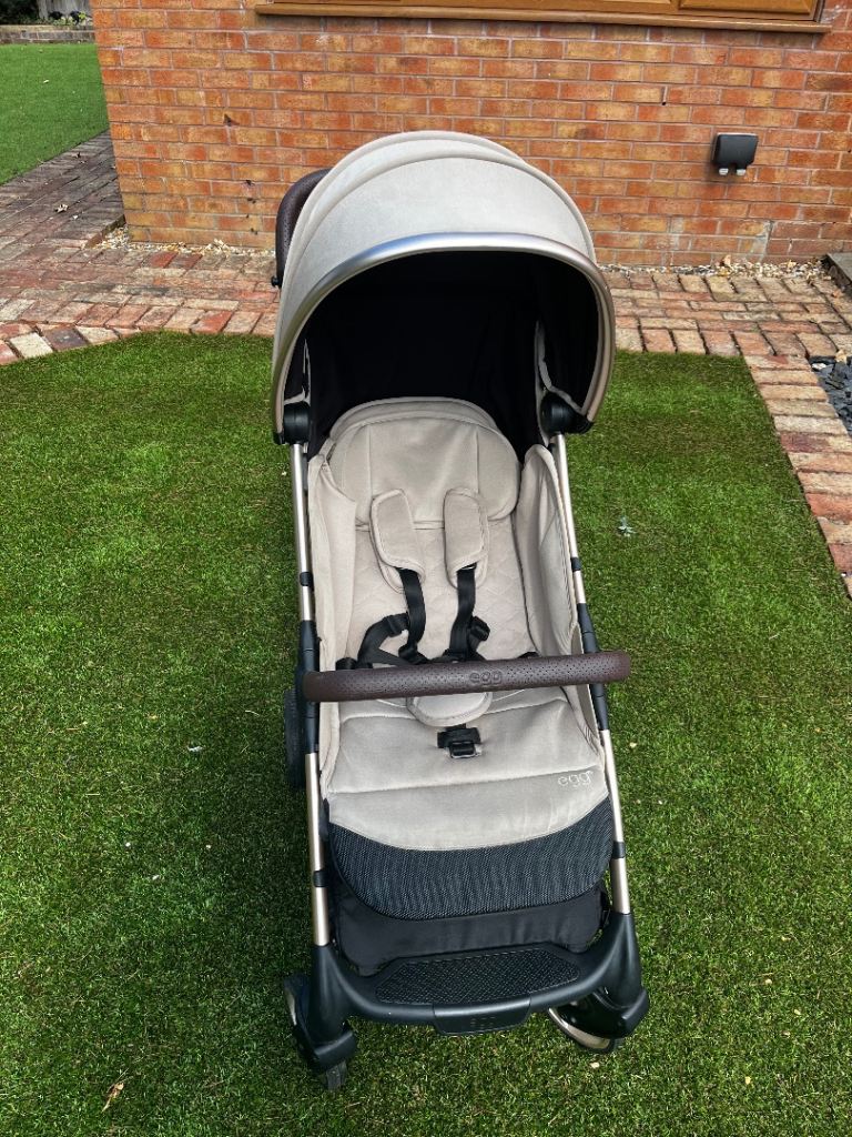 Egg Z Feather Pram + Brand New Footmuff & Rain Cover