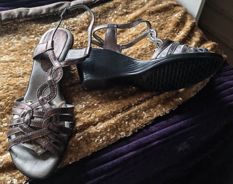 Women Bronze & Black Wedge Sandals – New, Size 6
