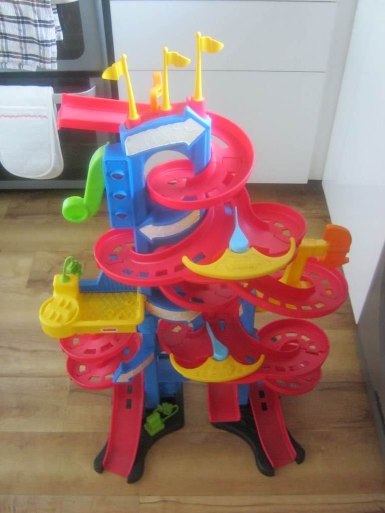 SMALL CHILDS PLASTIC CAR TRACK WITHOUT CARS HEIGHT 94CM AND WIDTH 55CM EXCELLENT CONDITION