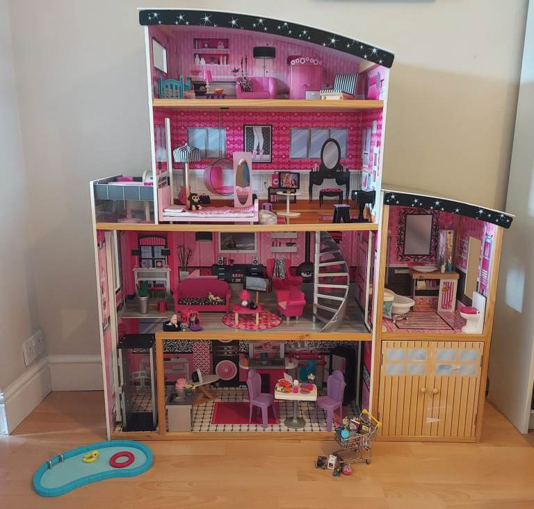 Stunning sturdy wooden barbie/doll house fully furnished (134cmX128cmX36cm)
