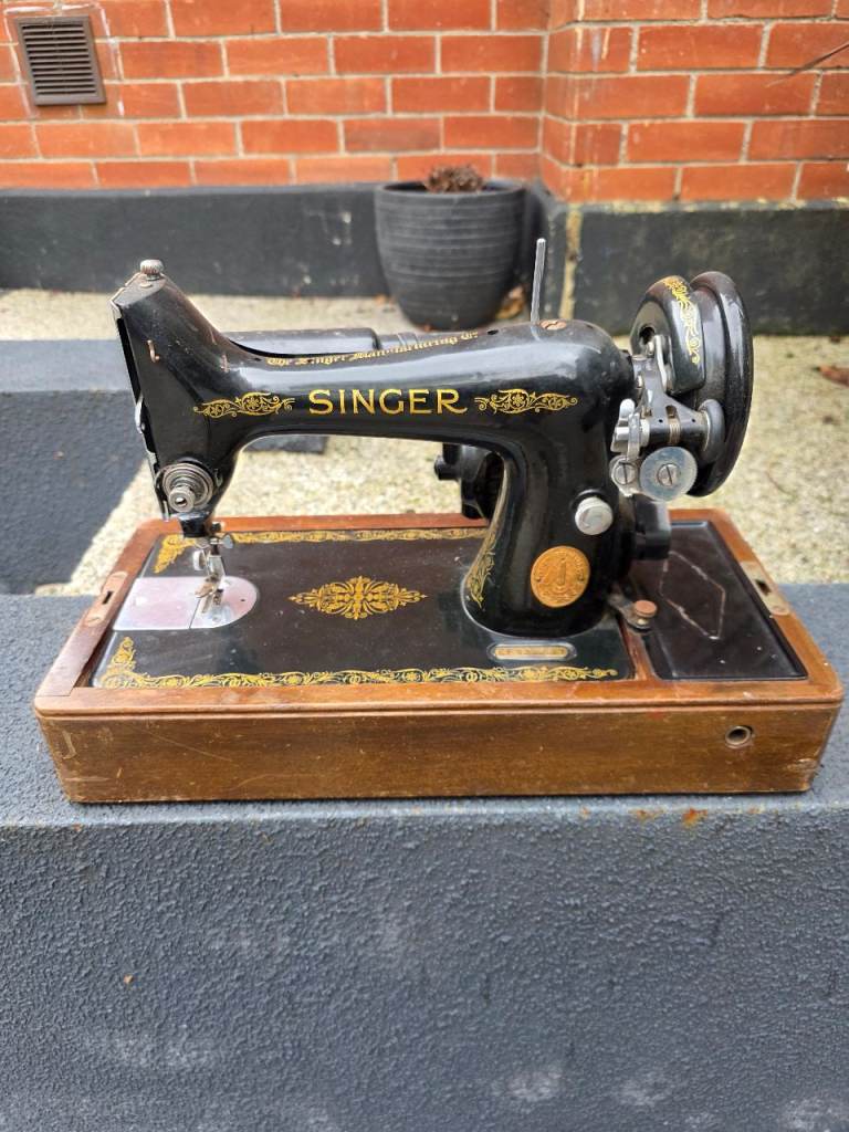 Vintage SINGER Sewing Machine on Wooden Base, Black & Gold