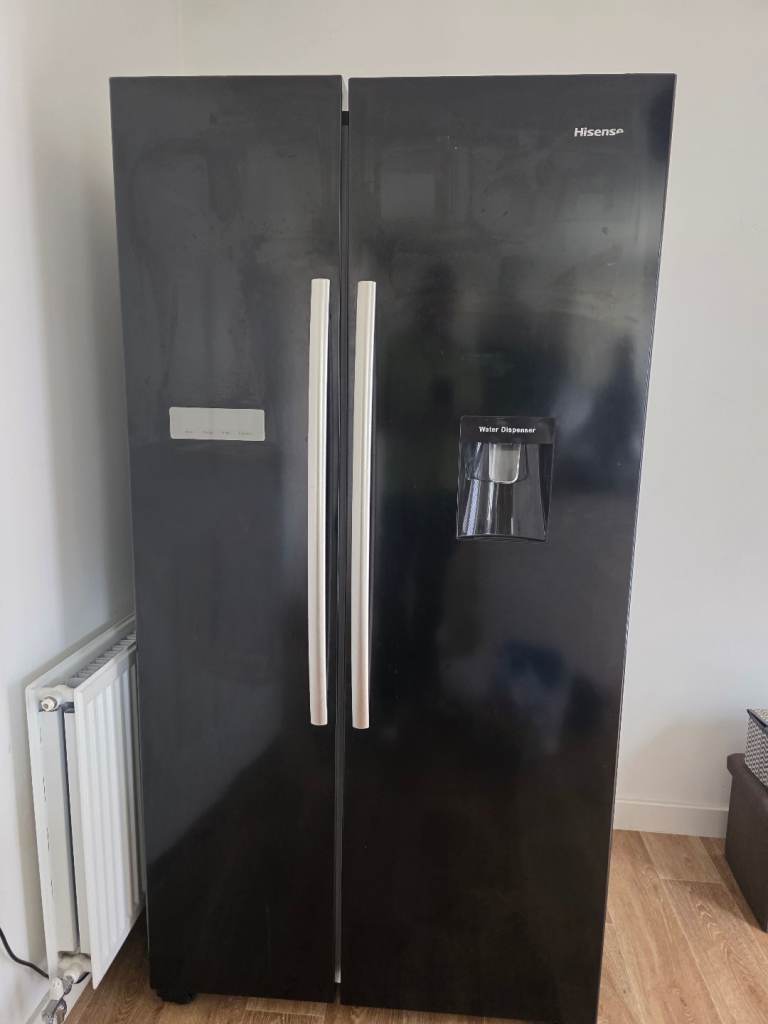 Hisense American style fridge freezer with water dispenser
