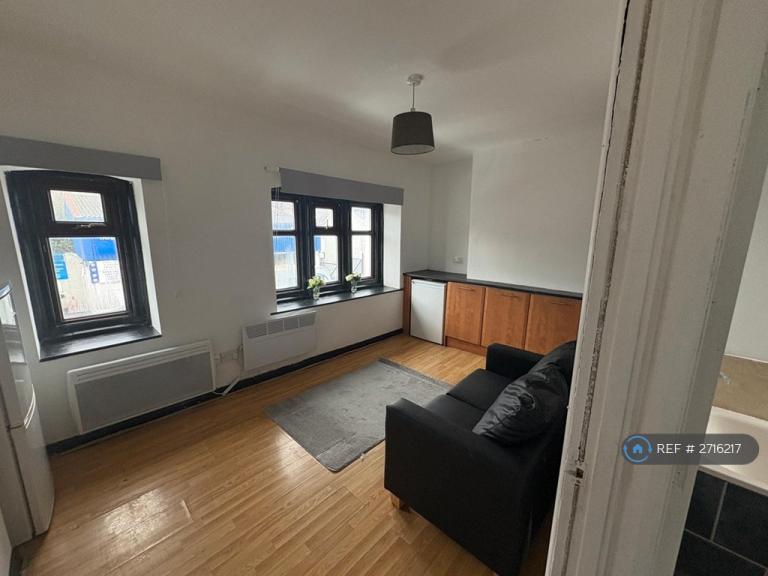 1 bedroom flat in Clydach, Swansea, SA6 (1 bed) (#2716217)