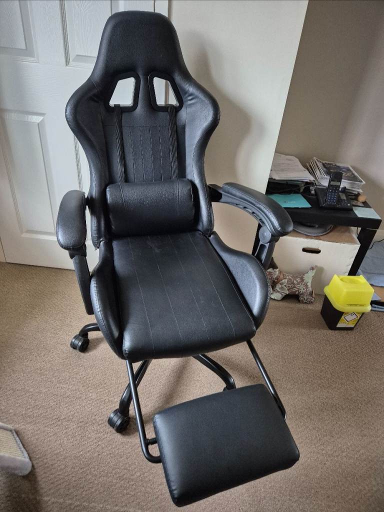 Computer Gaming Chair With Footrest and Lumbar support