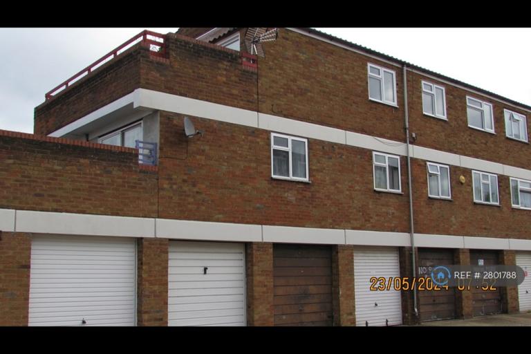 2 bedroom flat in Rokescroft, Basildon, SS13 (2 bed) (#2801788)
