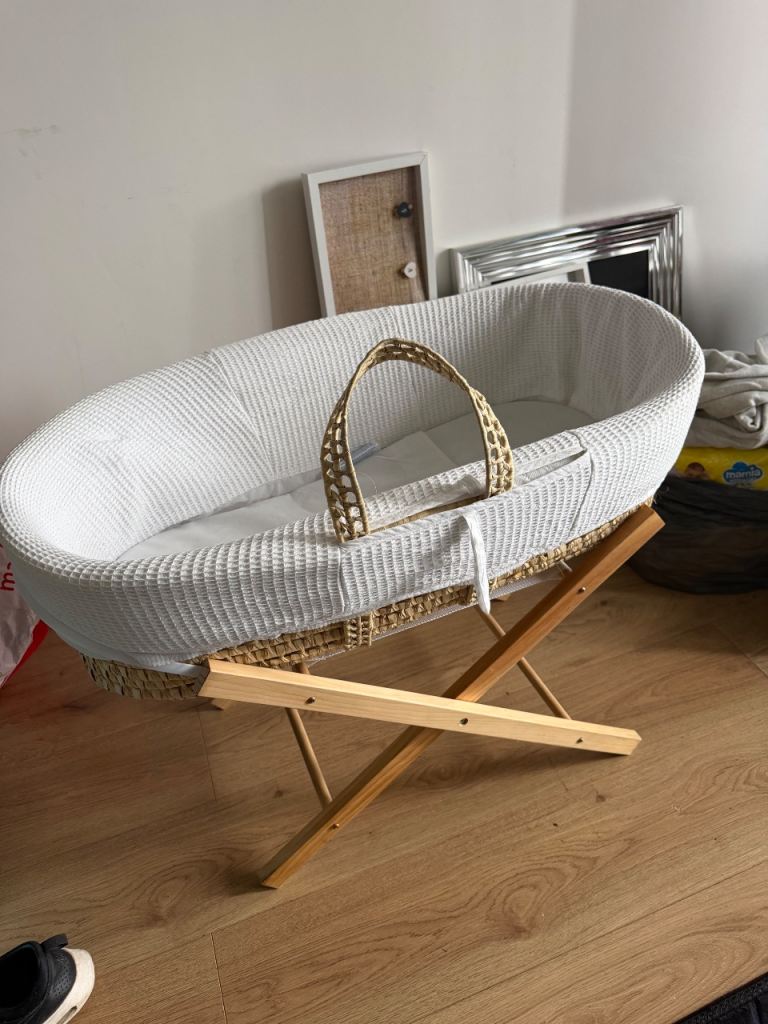 KINDRED BABY Moses Basket with Stand – White, As Good As New