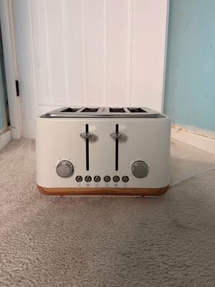 White 4-Slice Toaster with Wood-Effect Base – As Good As New