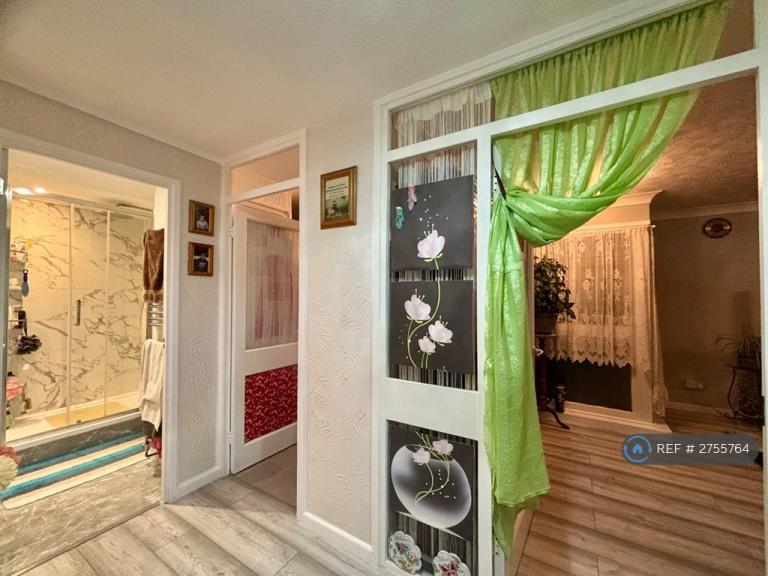 2 bedroom flat in High Barrets, Basildon, SS14 (2 bed) (#2755764)