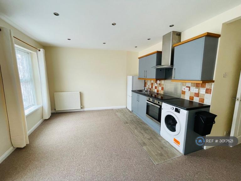 2 bedroom flat in Bradley Crescent, Bristol, BS11 (2 bed) (#3017621)