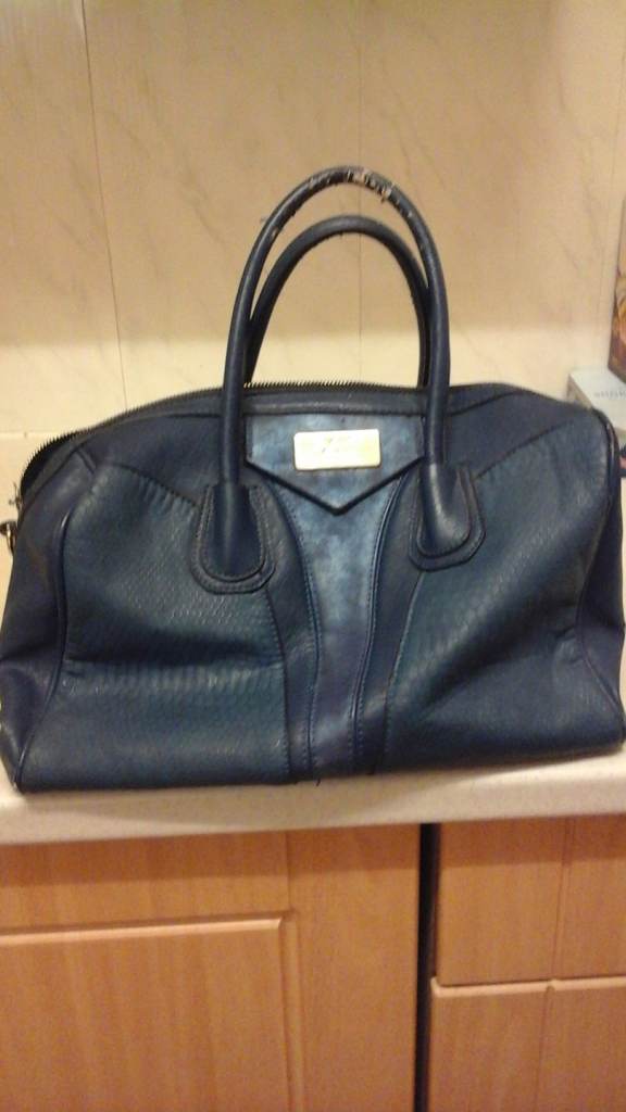Navy holdall bag - external signs of wear but still useable 