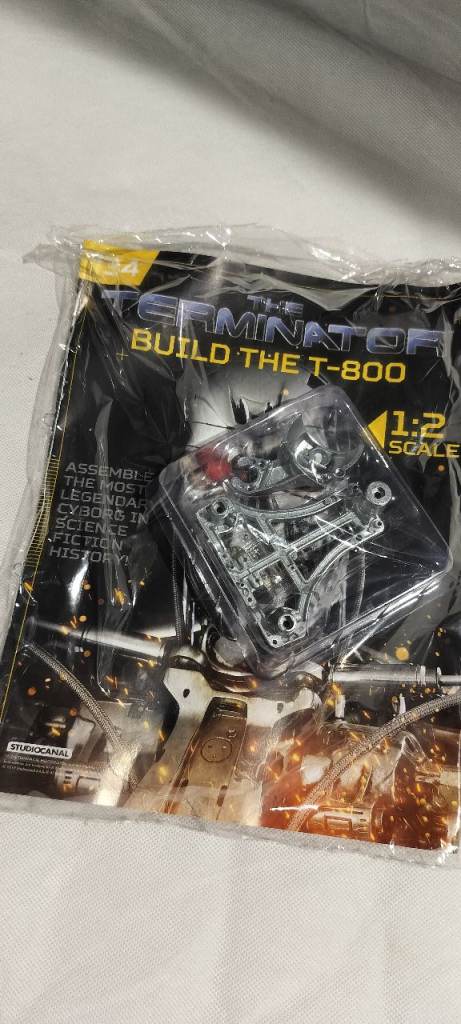 1:2 SCALE HACHETTE TERMINATOR BUILD THE T-800 EXCLUSIVE MAGAZINE issue 34