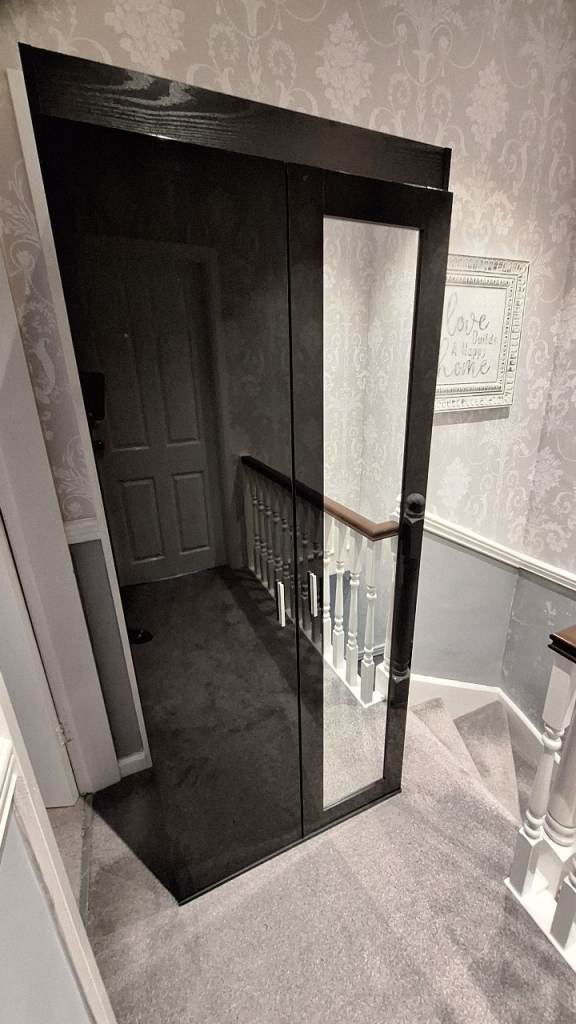 Black wardrobe with 1 mirrored door
