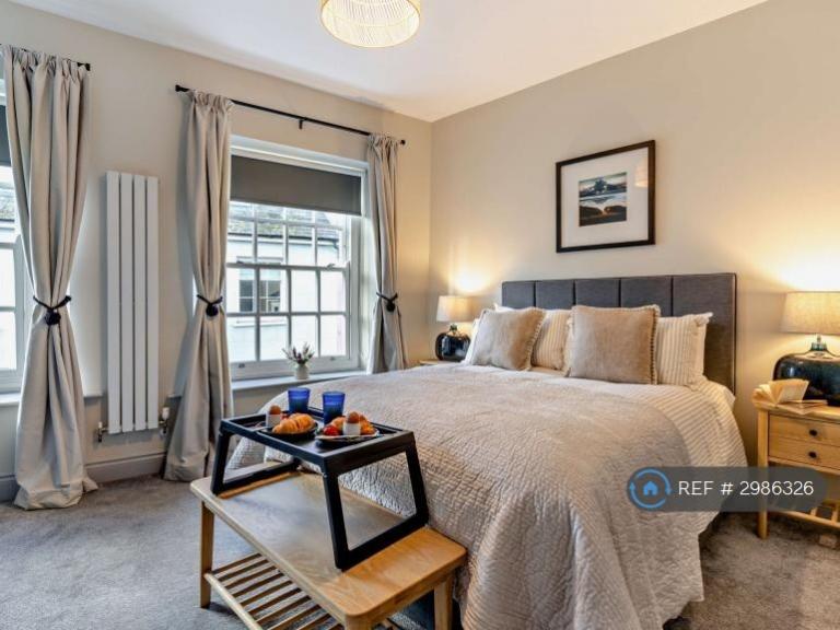 2 bedroom flat in High St, Tenby, SA70 (2 bed) (#2986326)