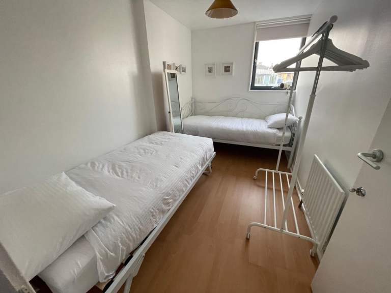 Single trundle day bed with mattresses 