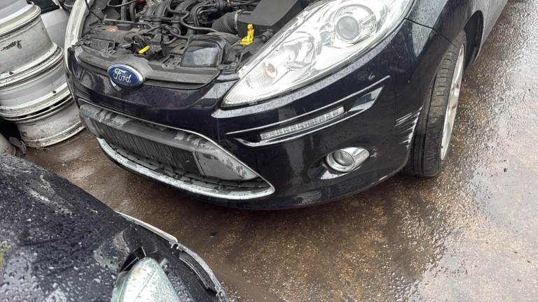 Breaking spare parts ford fiesta mk7 with led lights 