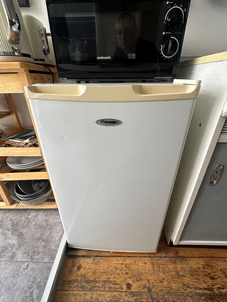 Small bar fridge 