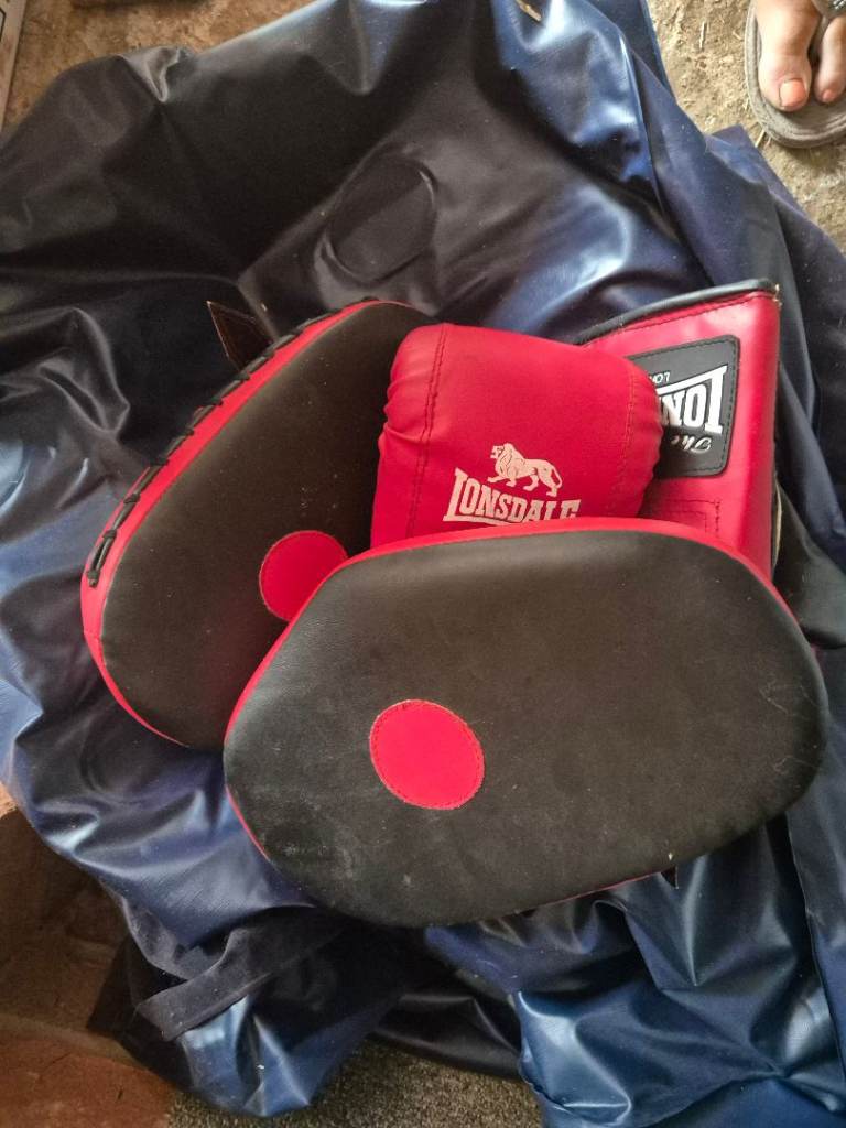 Lonsdale Focus Mitts and Gloves - Good Condition