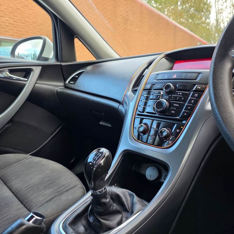 VAUXHALL ASTRA J ESTATE EXCLUSIV FACELIFT MODEL 1.7 DIESEL 110 BHP YEAR 2013 £20 ROAD TAX HPI CLEAR!