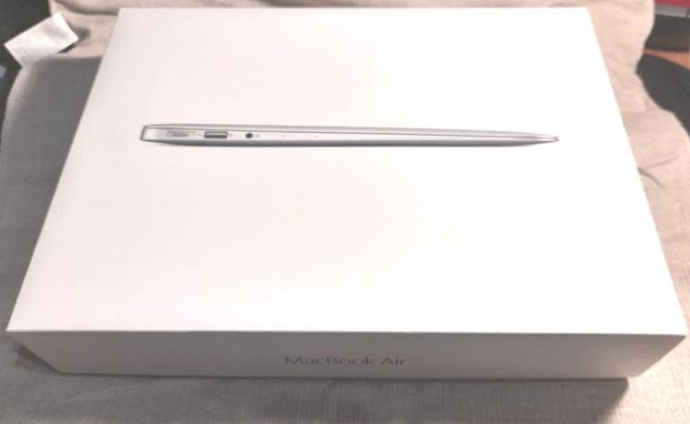 Apple Mac Book Air 13-inch Model A1466 13.3/1.6GHz/4GB/128G (2015) mint condition