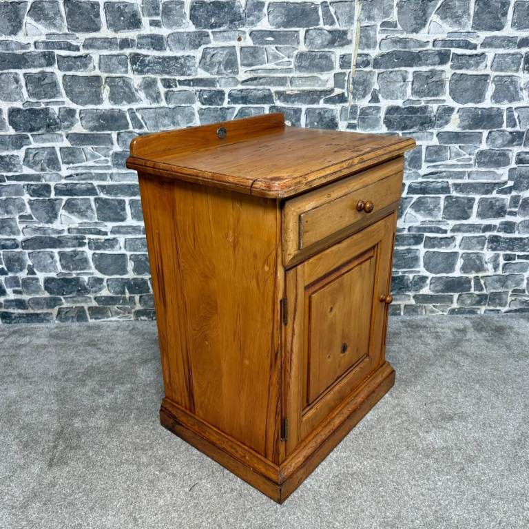 Country Collectibles Pine Bedside Cabinet – Drawer & Cupboard Storage