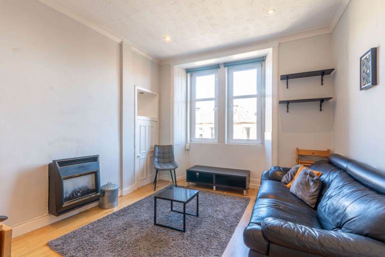 Stunning and spacious 1 bedroom furnished property near Holyrood Park – available March