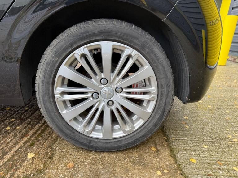 2017 Peugeot 208 1.2 PureTech Allure Euro 6 5dr HATCHBACK Petrol Manual