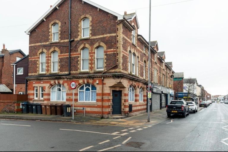 Top floor apartment to rent in Crosby Liverpool