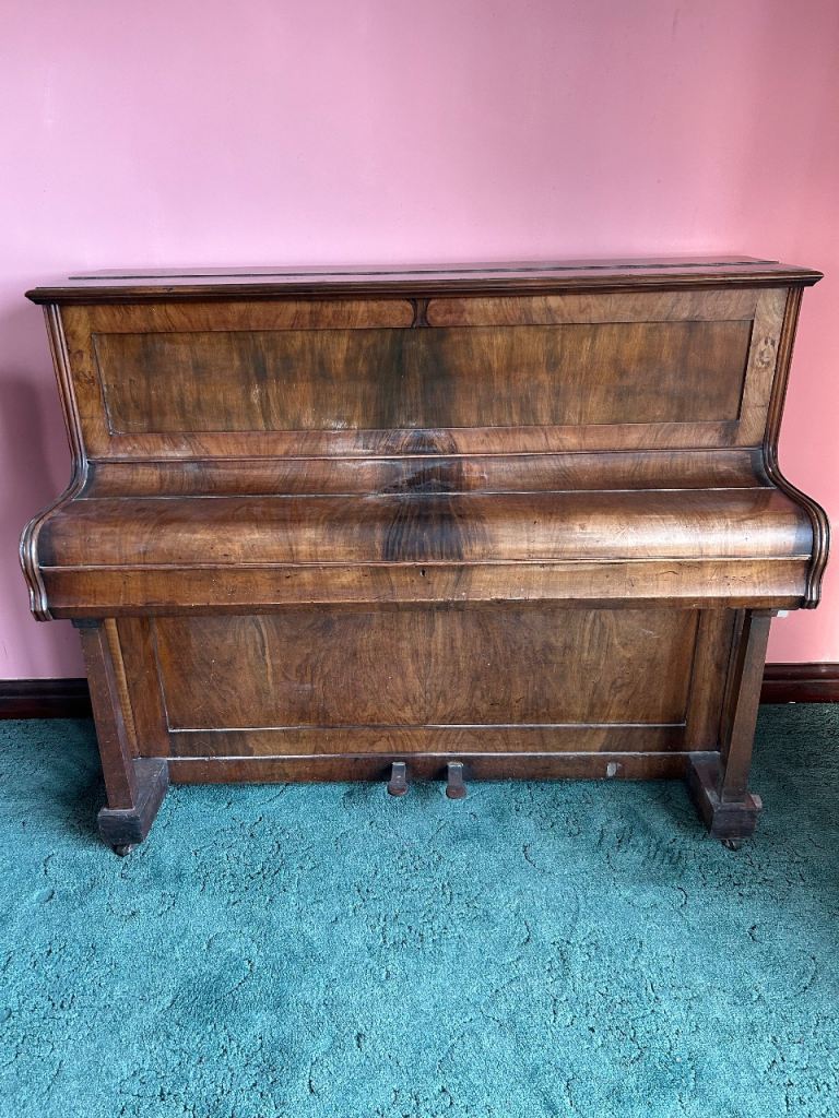 Savist upright piano 