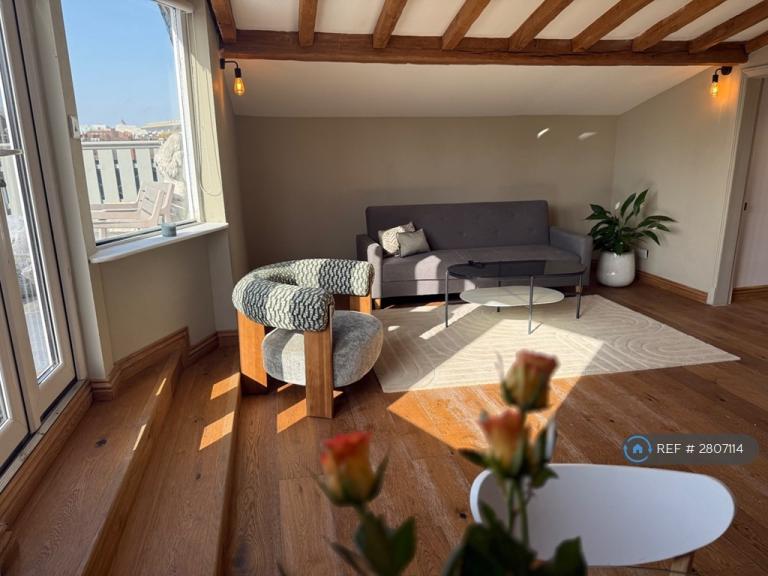 1 bedroom flat in Danbury St, London, N1 (1 bed) (#2807114)