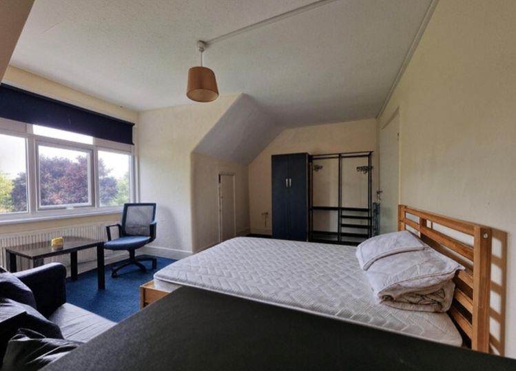 Spacious double room for single 