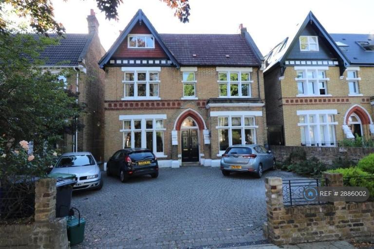 2 bedroom flat in Woodville Road, London, W5 (2 bed) (#2886002)