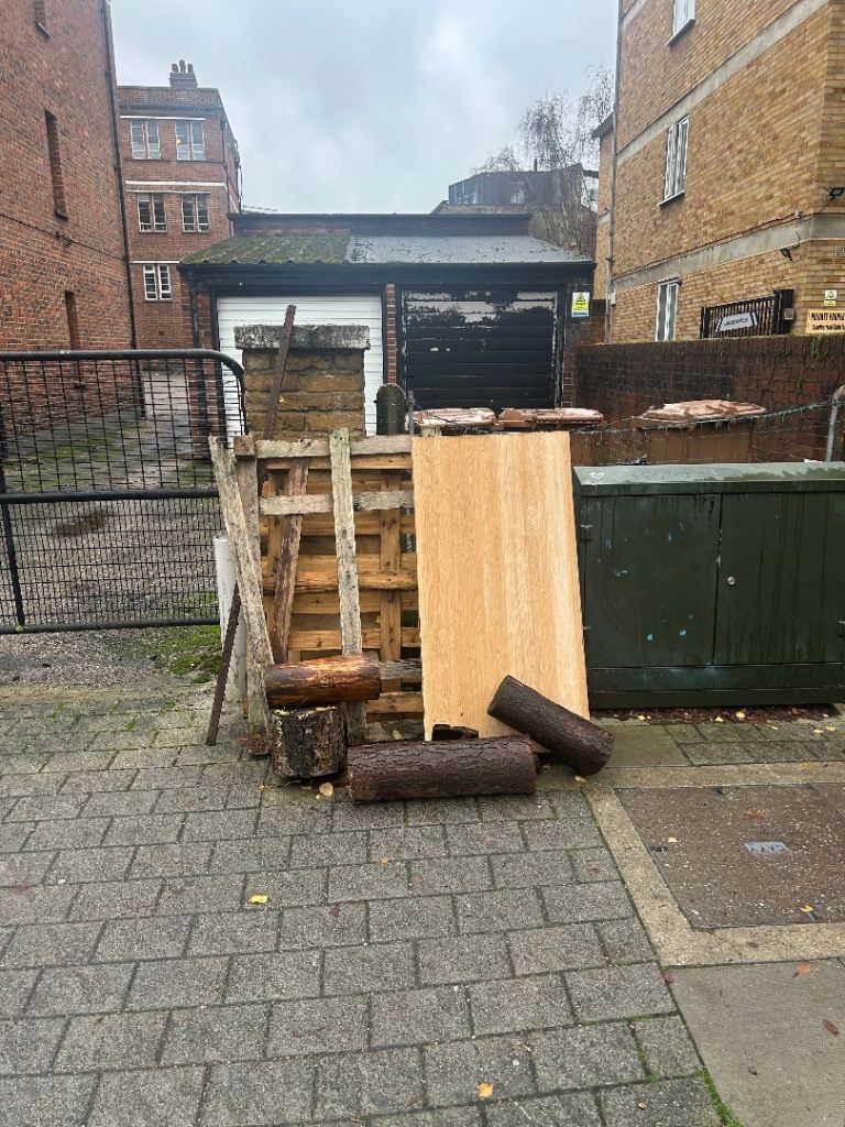 Free paletts, wood and ikea desktop