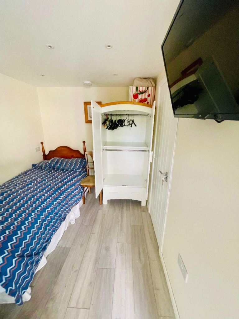ROOM TO RENT