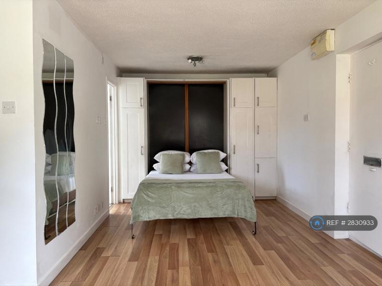 Studio flat in Danebridge Crescent, Derby, DE21 (#2830933)