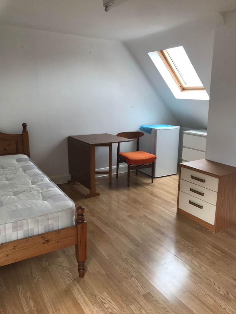 BEAUTIFUL LARGE LOFT DOUBLE ROOM FOR SINGLE PROFESSIONAL FOR RENT IN ISLEWORTH