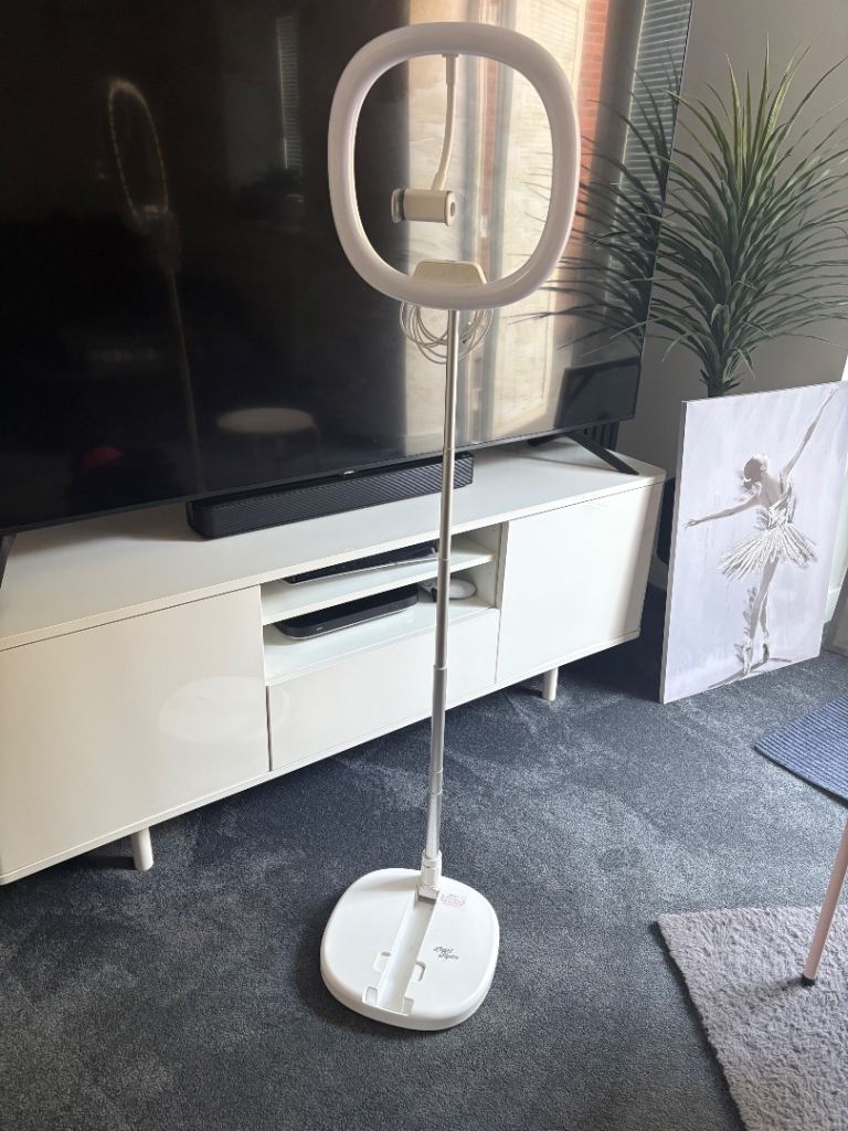 White Ring Light with Stand – Good Condition