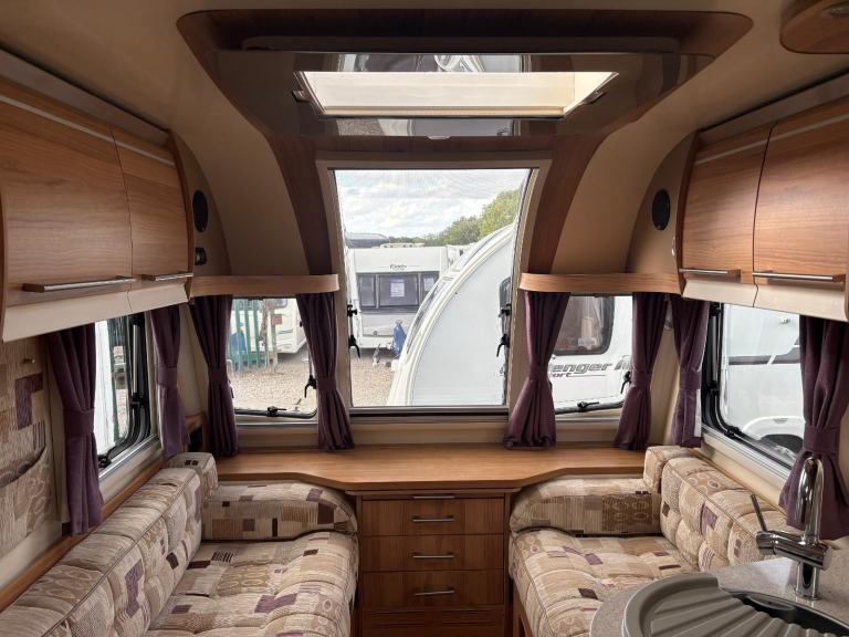  BAILEY UNICORN VIGO - FIXED TRANSVERSE ISLAND BED CARAVAN + MOTORMOVER 