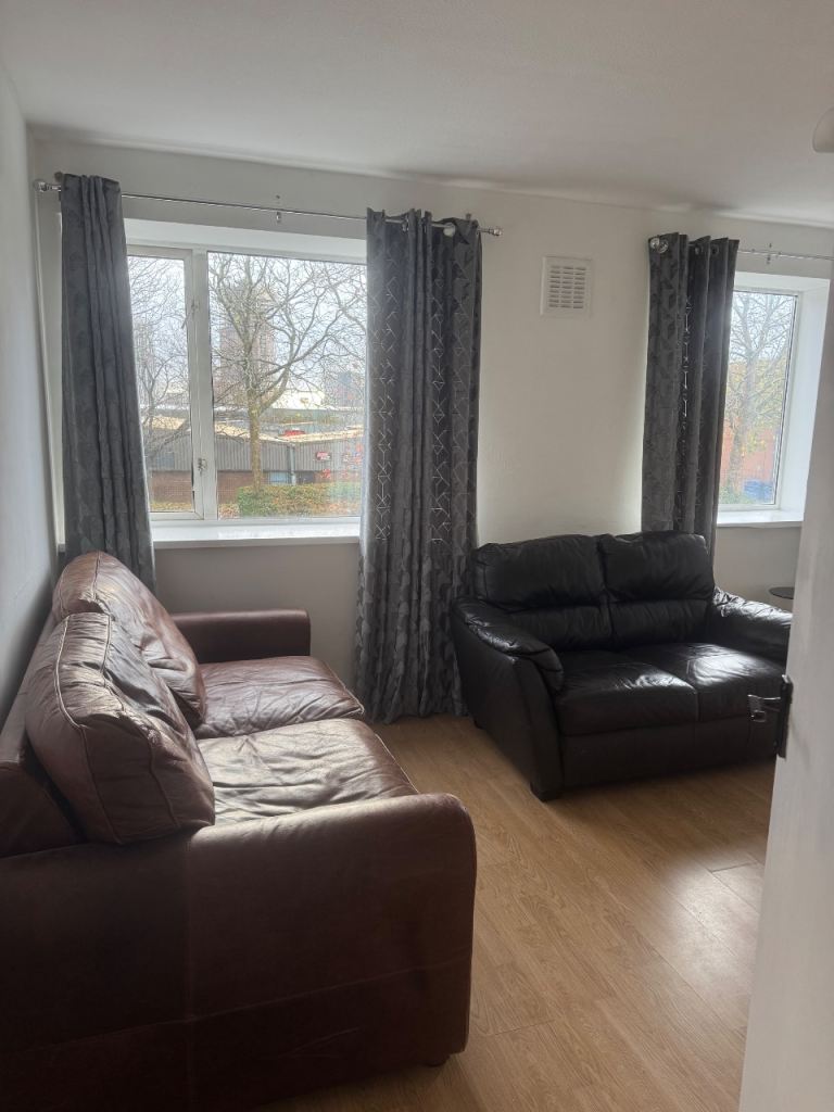 2 bed apt, furnished St James Park Salford 