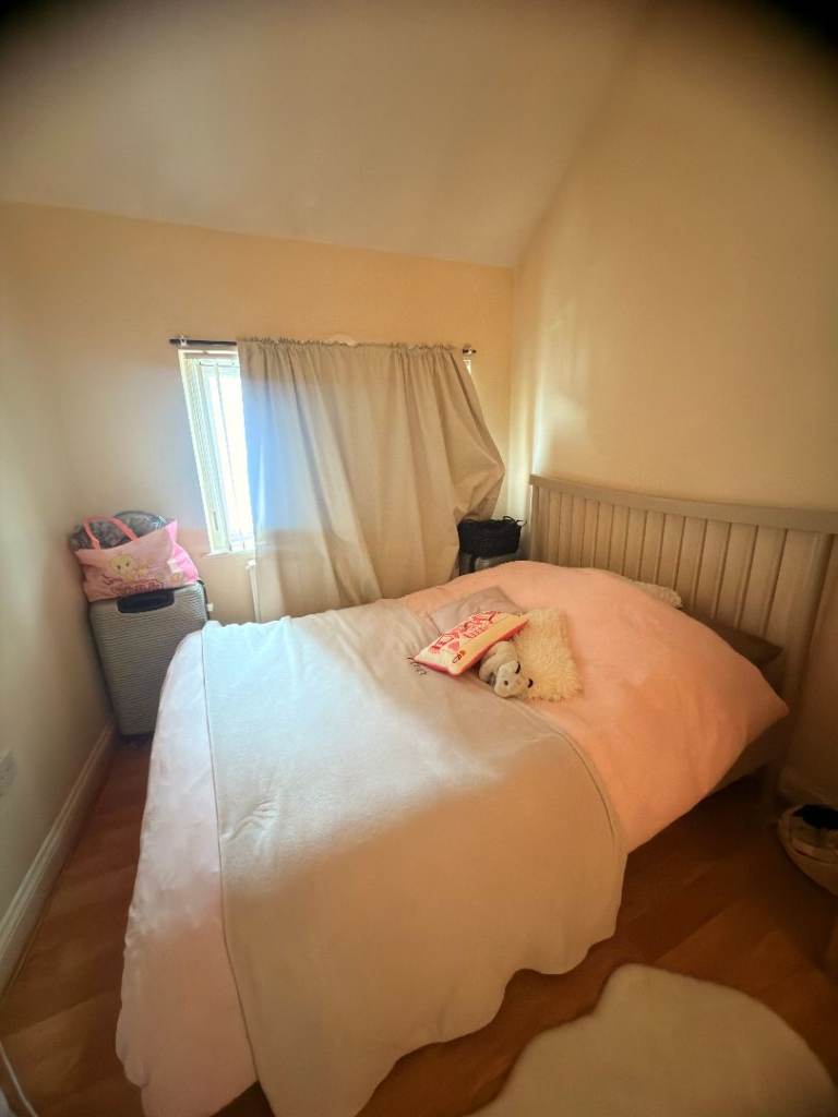 ** studio benefits from a fully equipped kitchen, an en suite bathroom and comes fully furnished.**