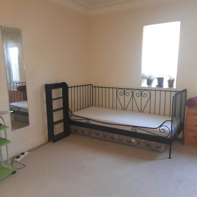 Double Room to Rent in NW10 Area
