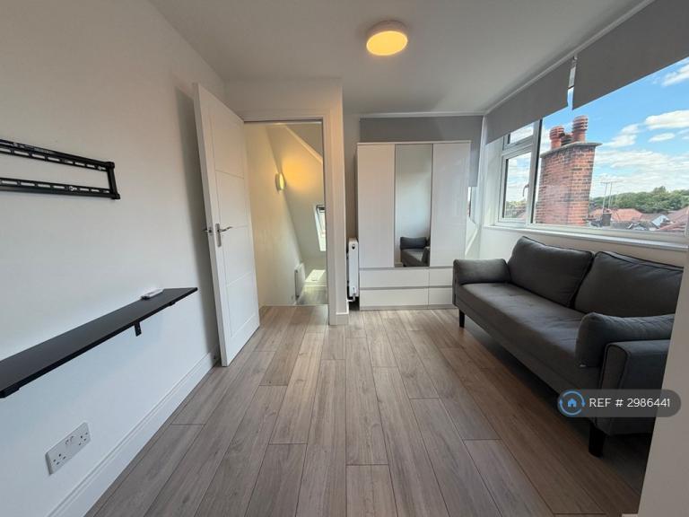 2 bedroom flat in Golders Way, London, NW11 (2 bed) (#2986441)