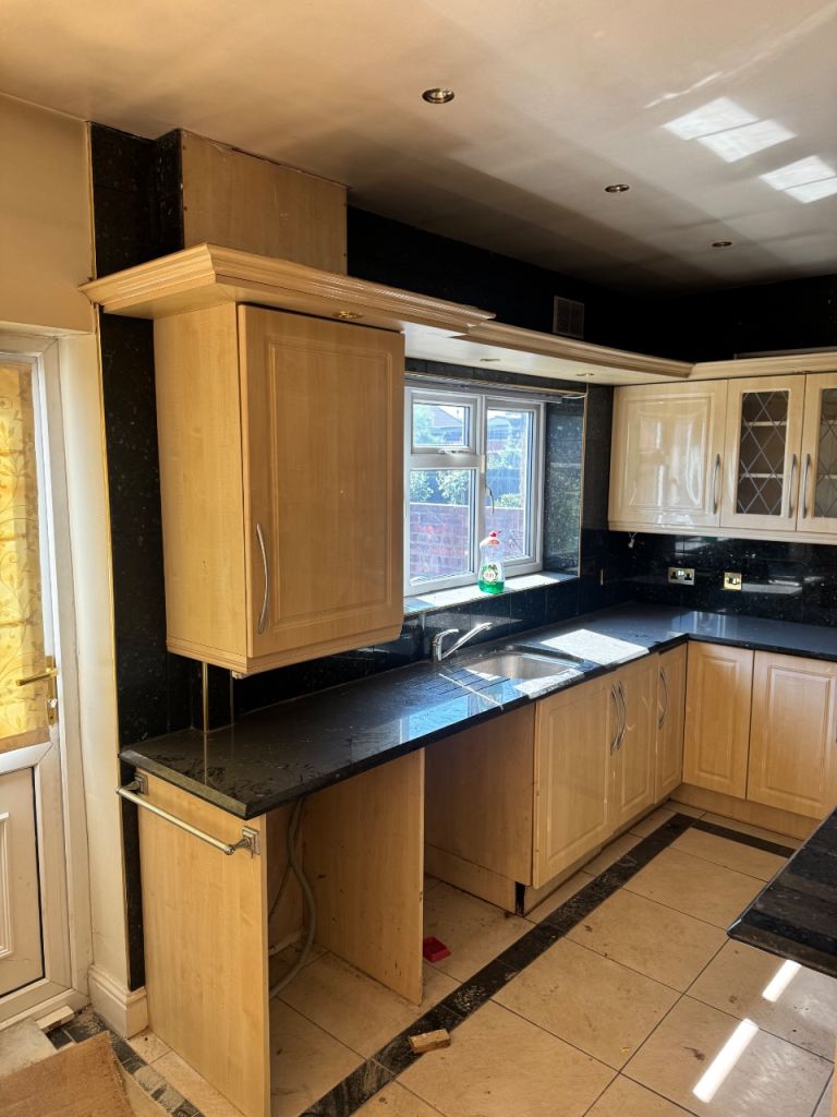 Full Kitchen Units and Worktops – Good Condition