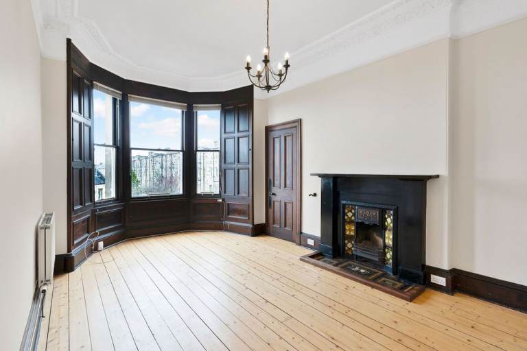 Impressive, 2 bedroom, 2nd floor flat with box room, in Polwarth – available NOW